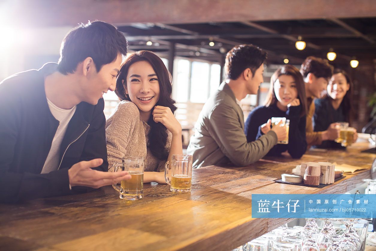 快乐的朋友们在酒吧喝酒聊天