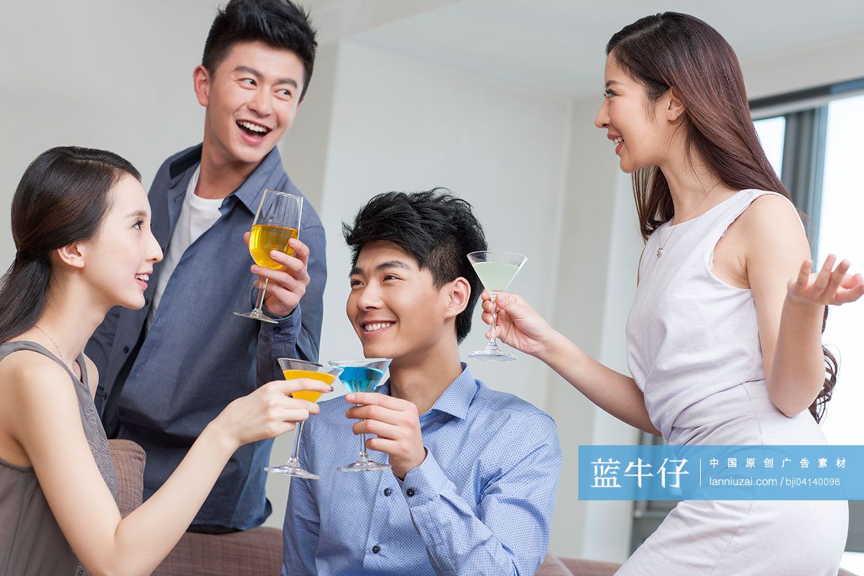 快乐的年轻人在客厅喝鸡尾酒