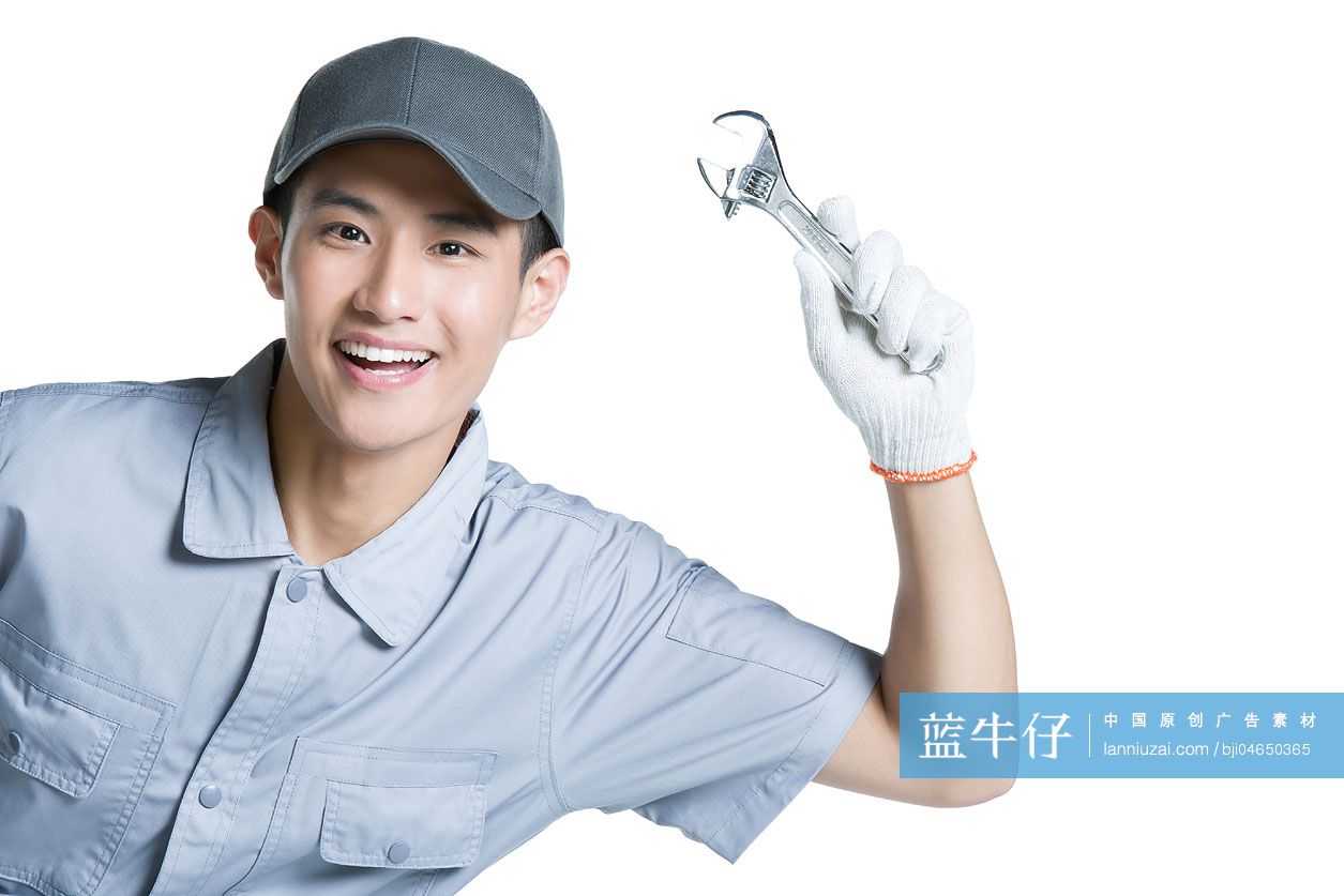 修理工拿着扳手