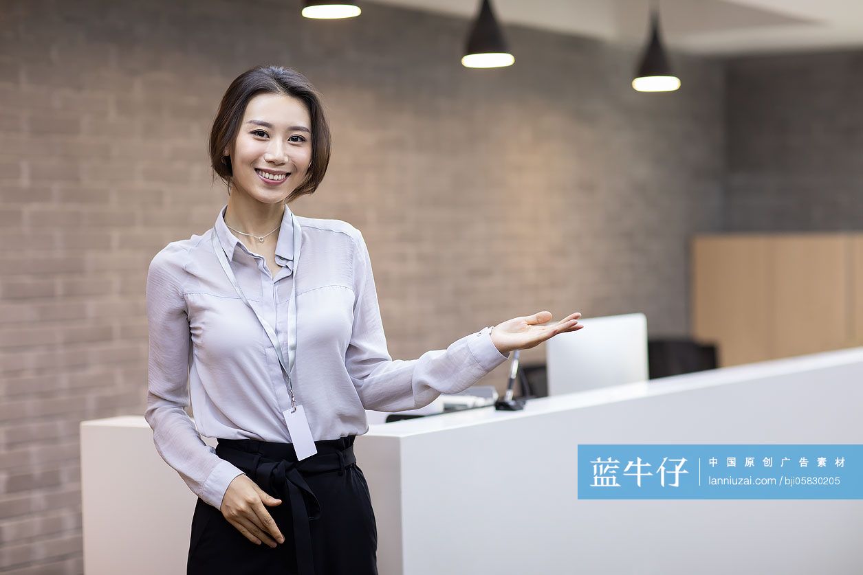 自信的年轻商务女士肖像