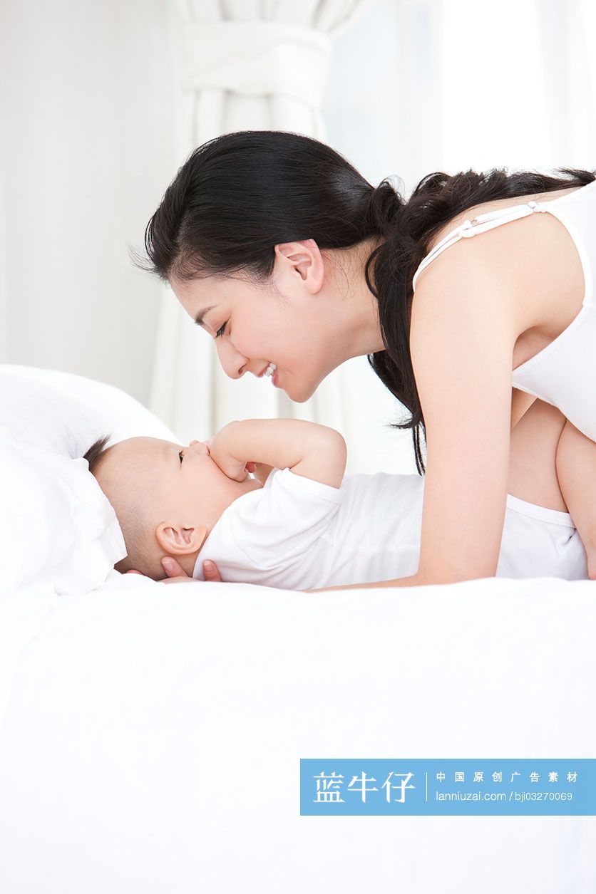 快乐妈妈和婴儿