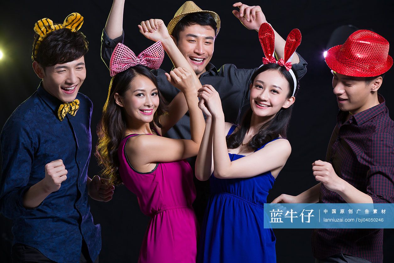 时尚的年轻人跳舞