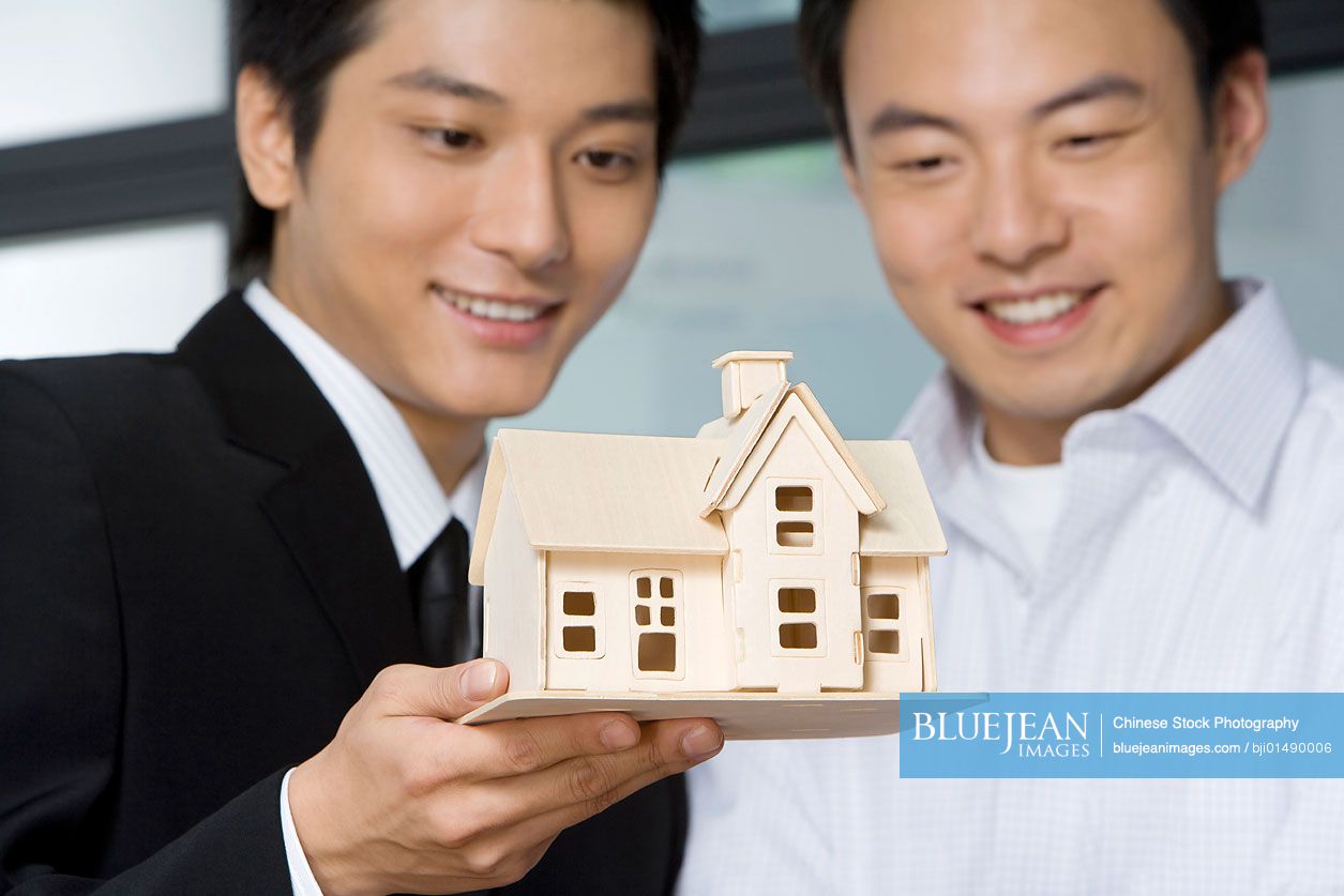 Real Chinese estate agent selling a house to customer
