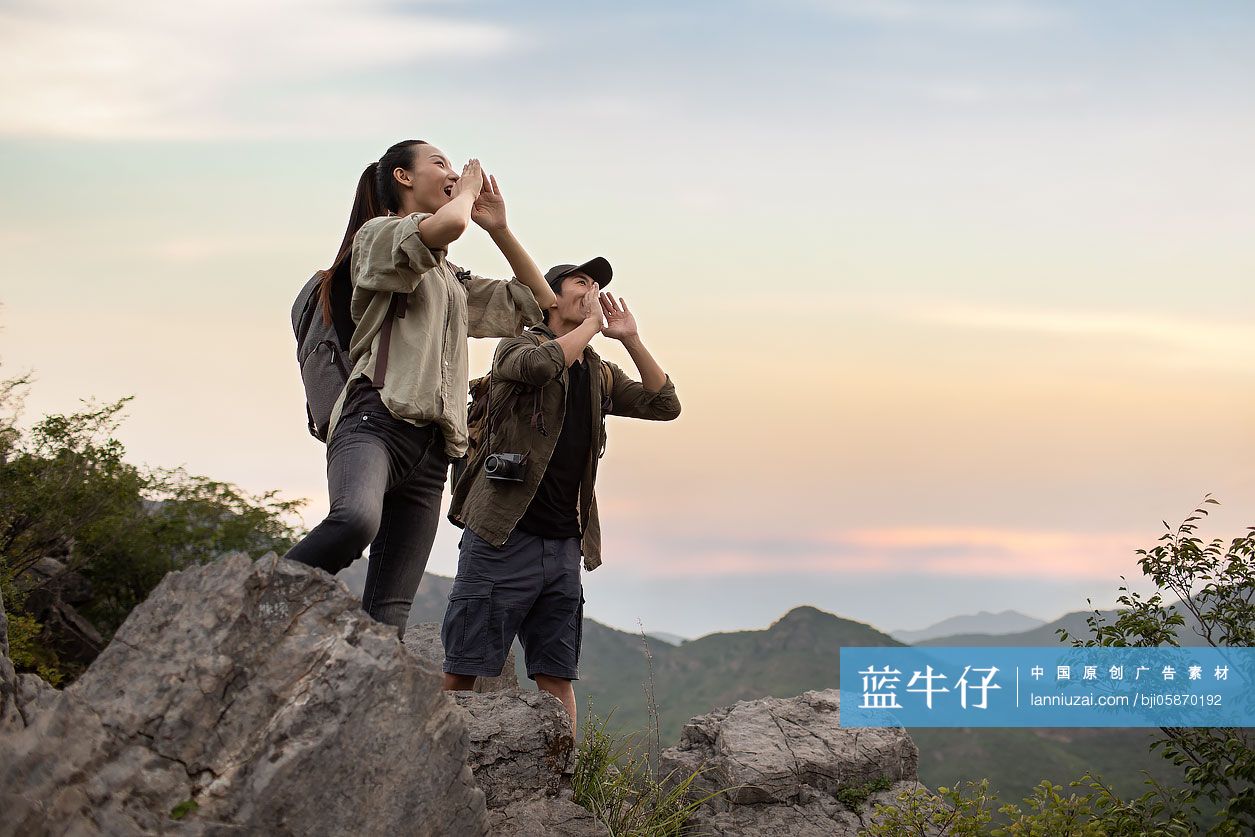 年轻情侣户外徒步旅行