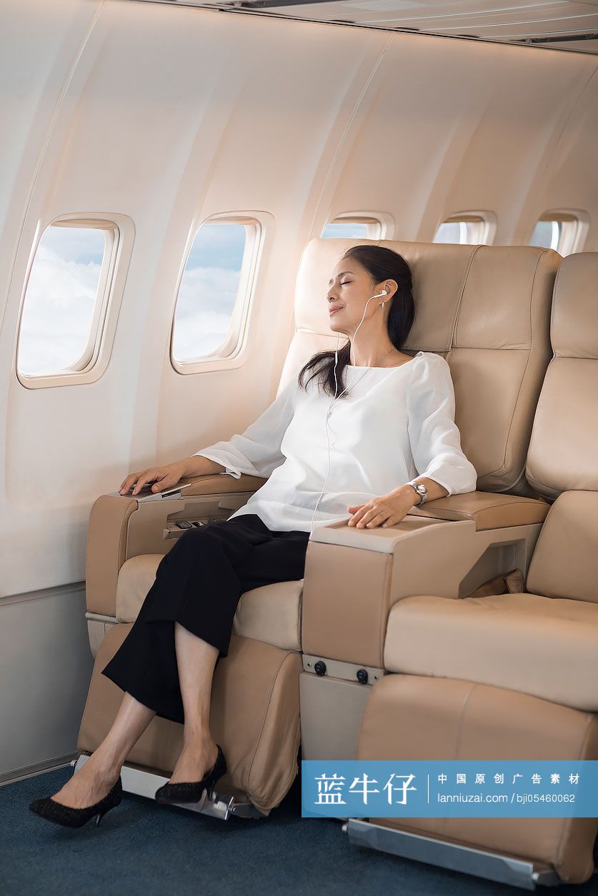 优雅的中年女士在机舱里听音乐放松