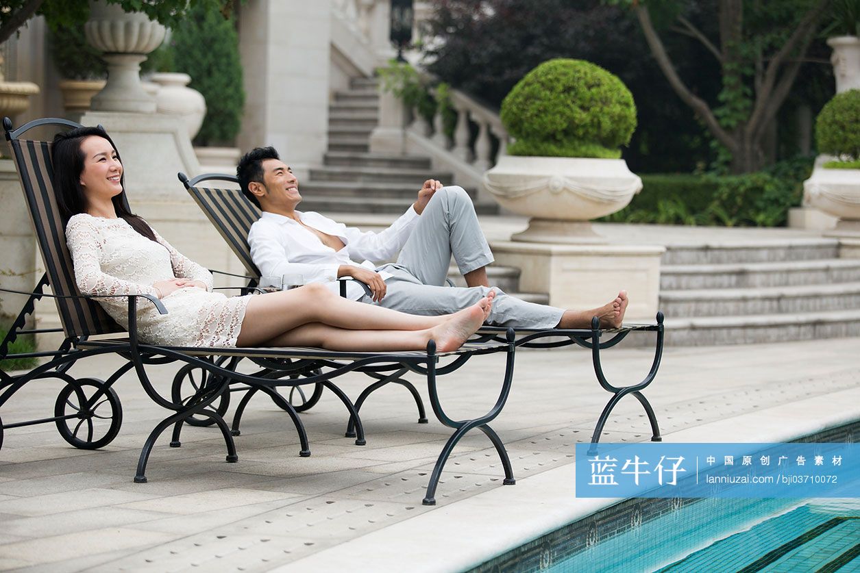 年轻情侣在躺椅上休息