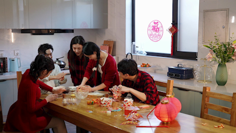 年轻朋友们自制月饼庆祝节日