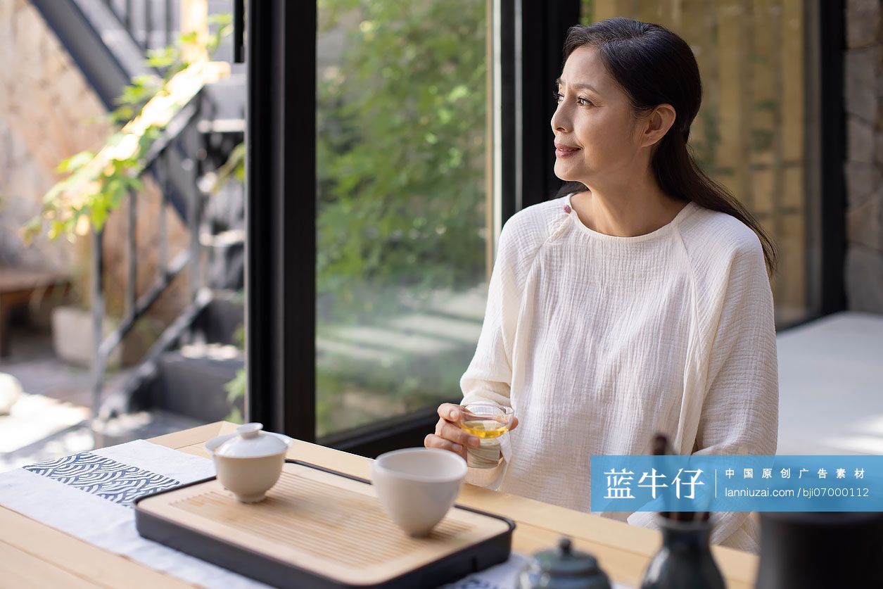 老年女子在茶室里品茶-蓝牛仔影像-中国原创广告影像素材