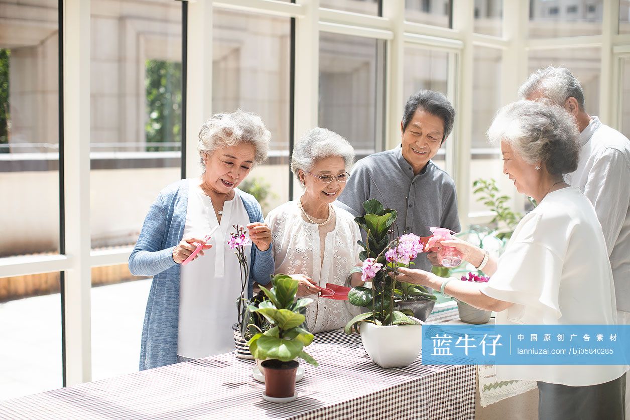 老年人在养老院种花