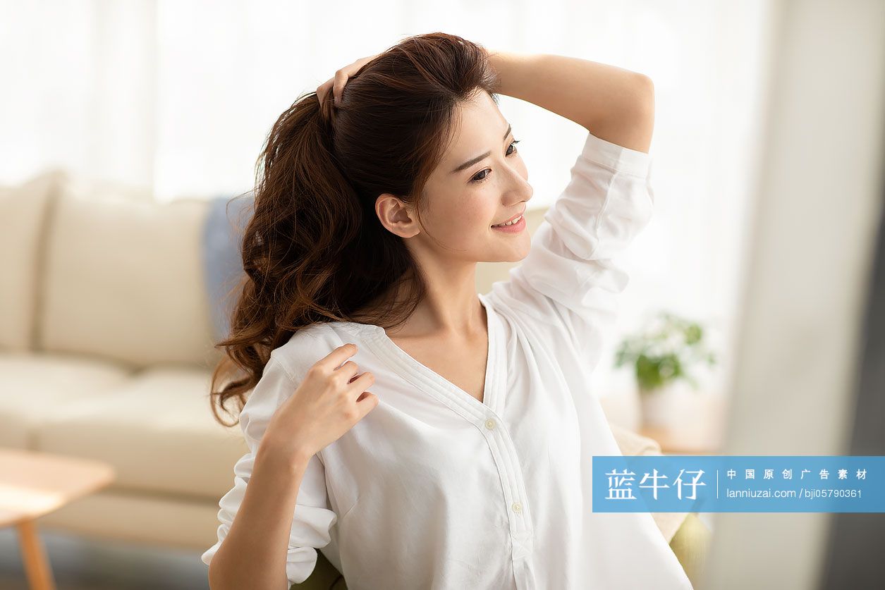 年轻女士在家打理头发