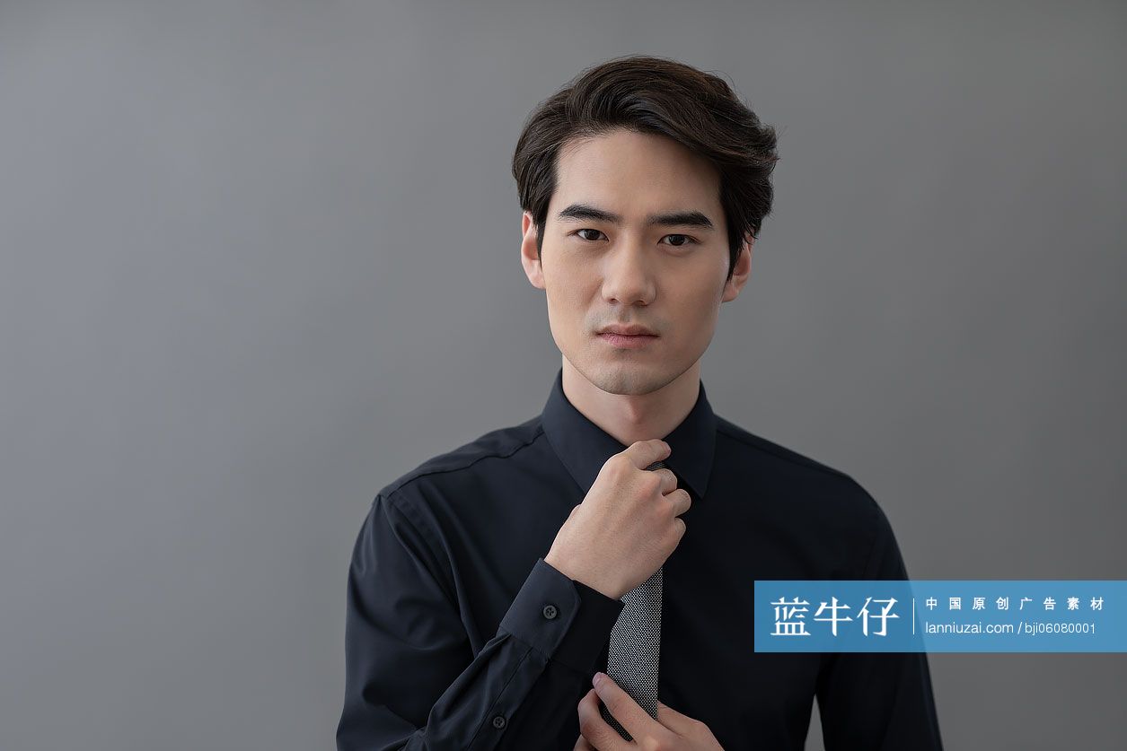 商务男士调整领带