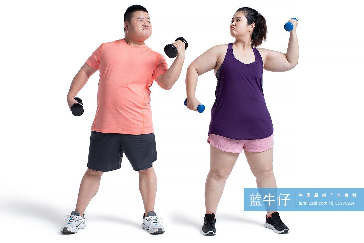 年轻情侣举哑铃