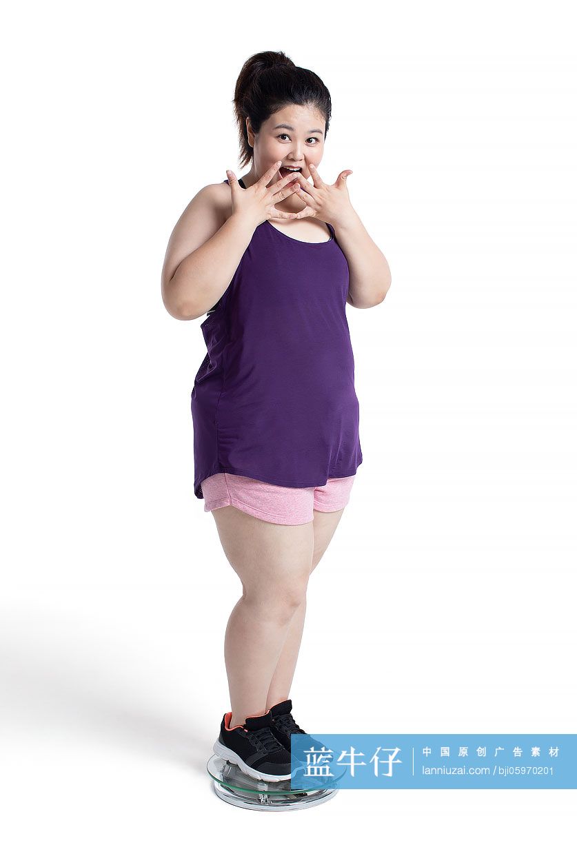 超重的年轻女士称体重