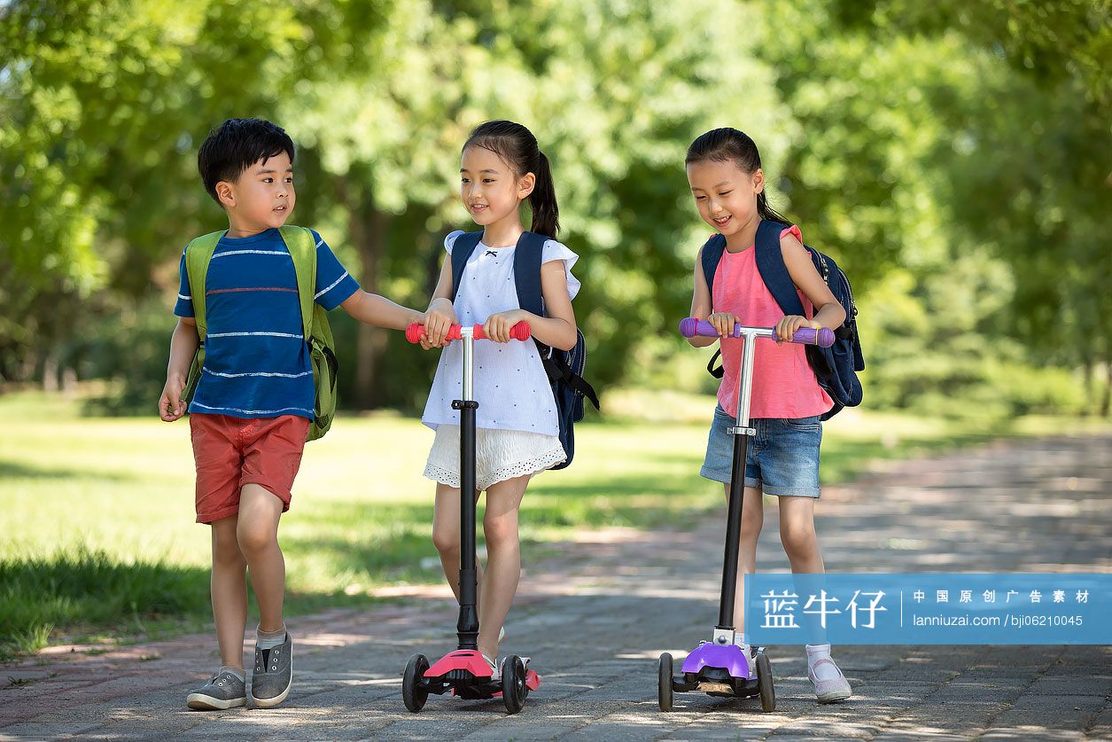 快乐的儿童去上学