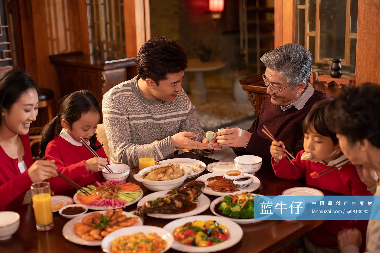 快乐家庭吃年夜饭