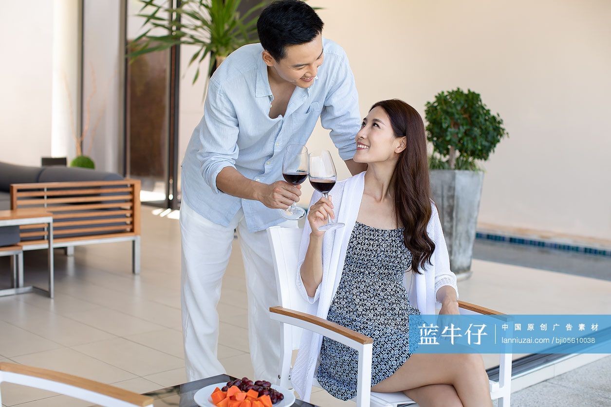 年轻夫妇喝红酒