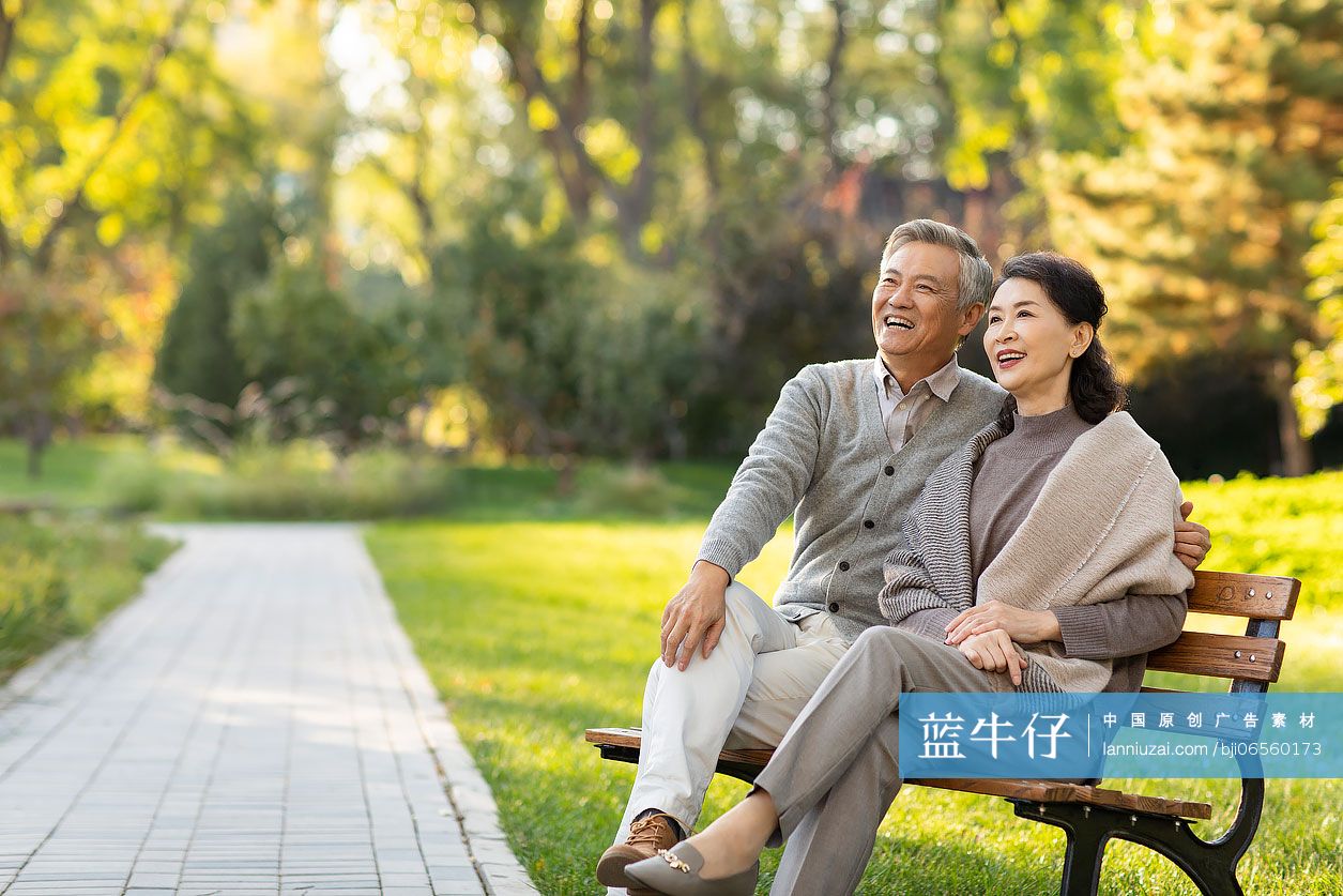 老年夫妇在公园放松身心