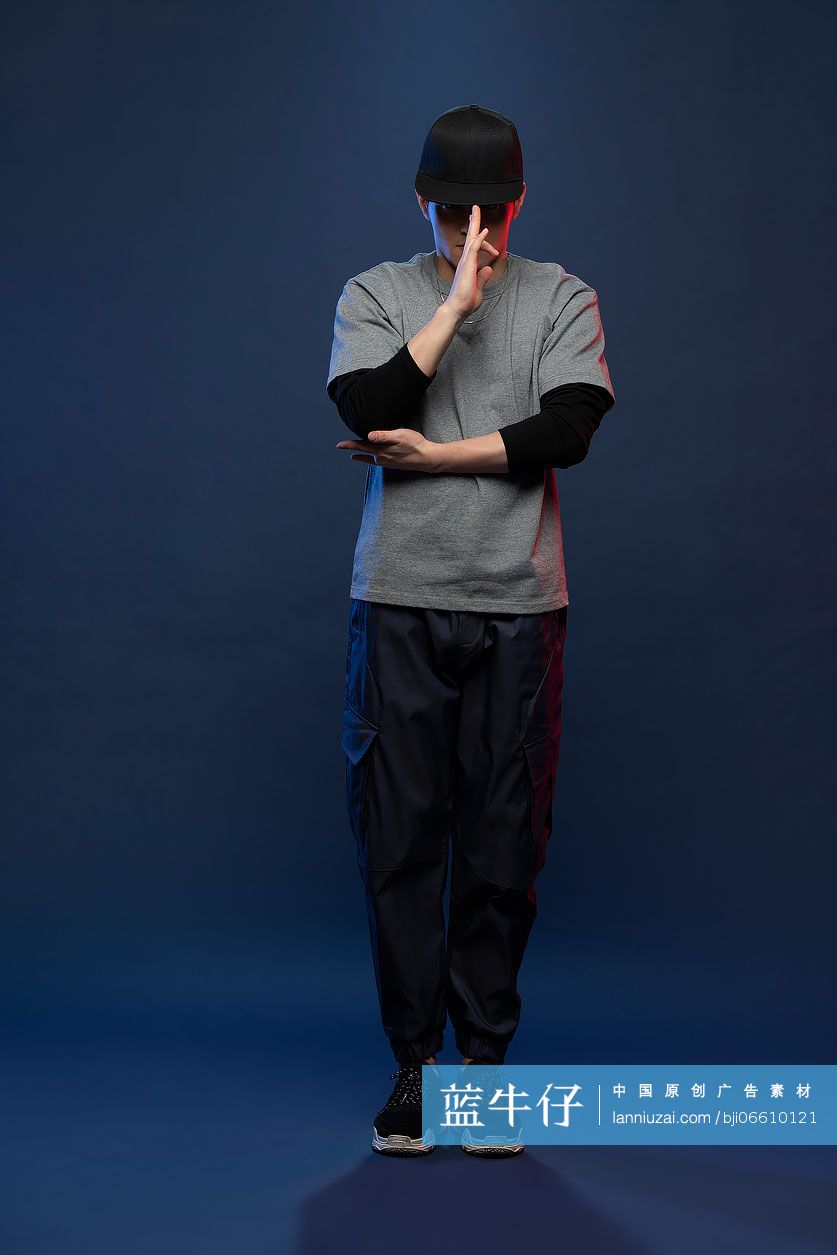 时尚的年轻男子跳舞