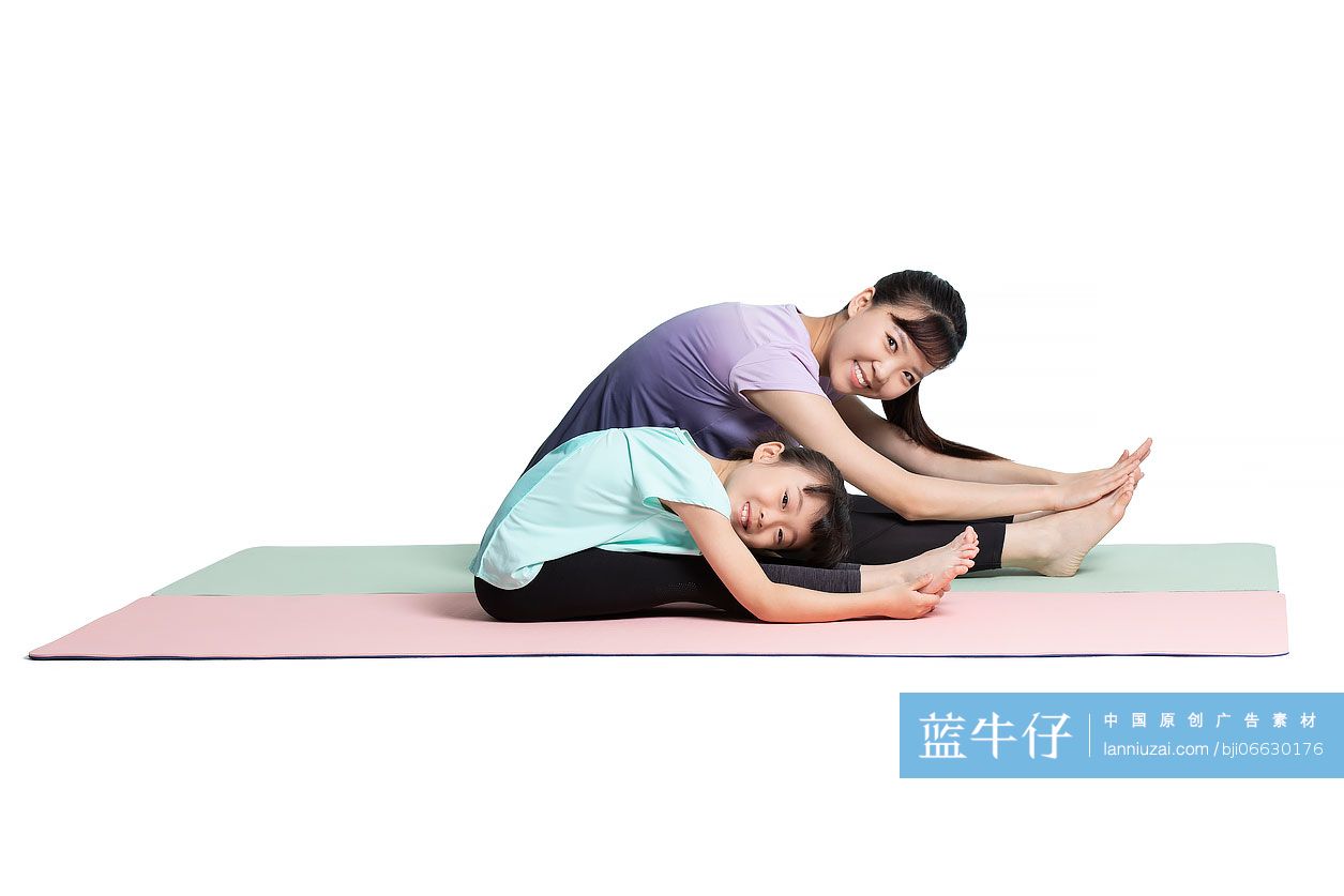 快乐的母女俩一起健身