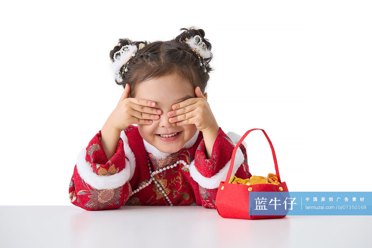 穿着传统服饰的小女孩庆祝新年