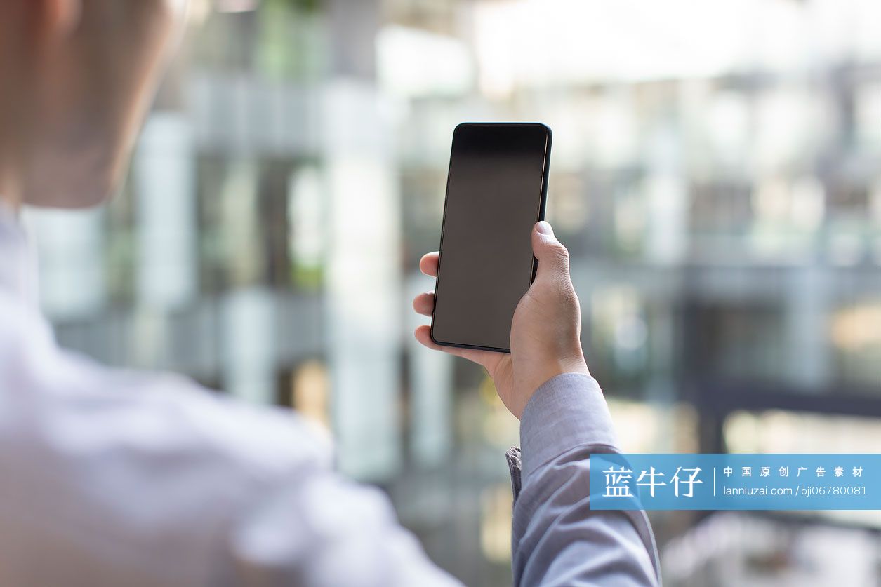 商务人士使用手机