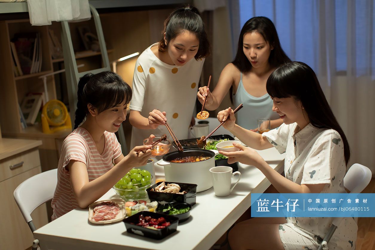 年轻大学生在宿舍吃火锅