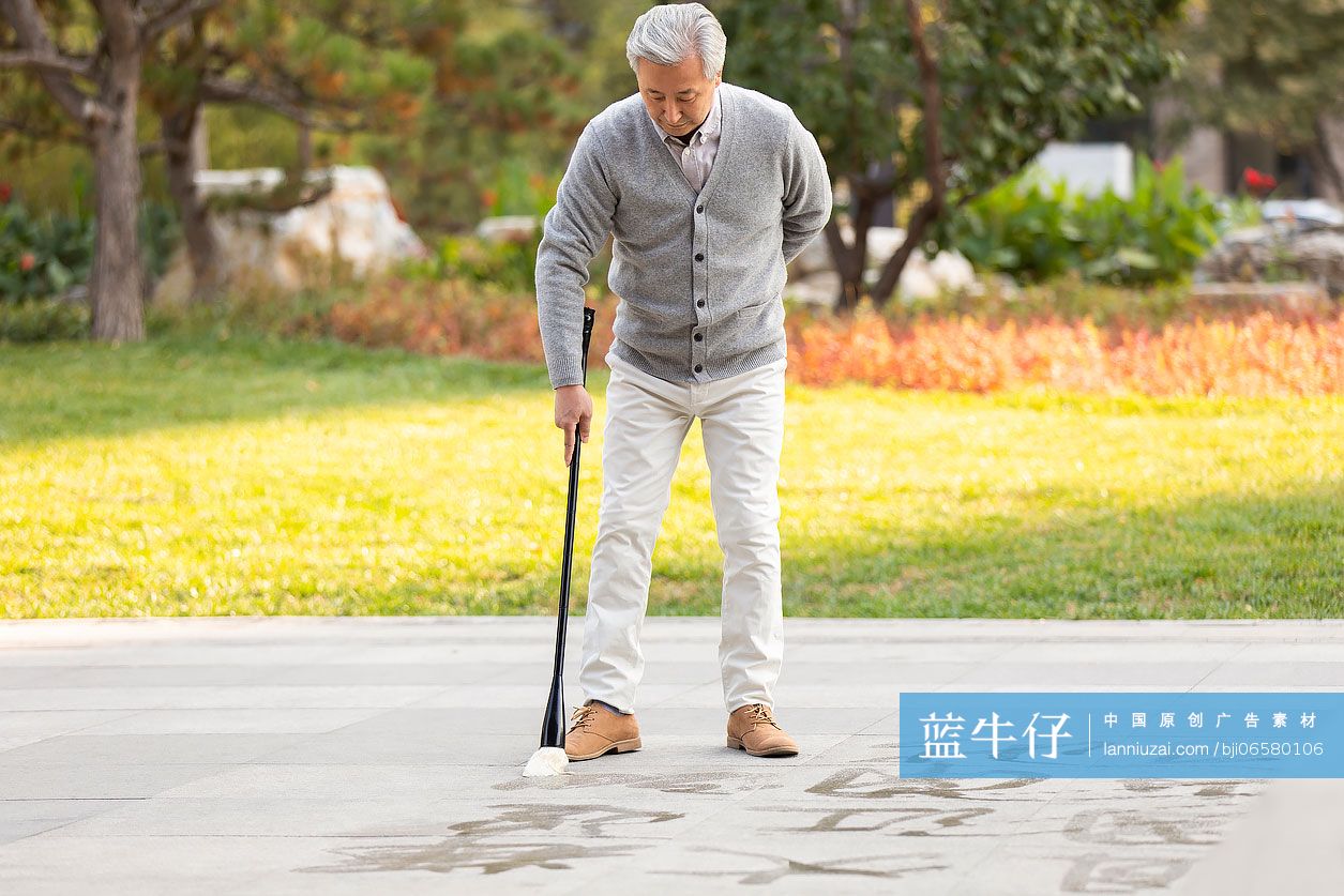 老年人在公园练书法