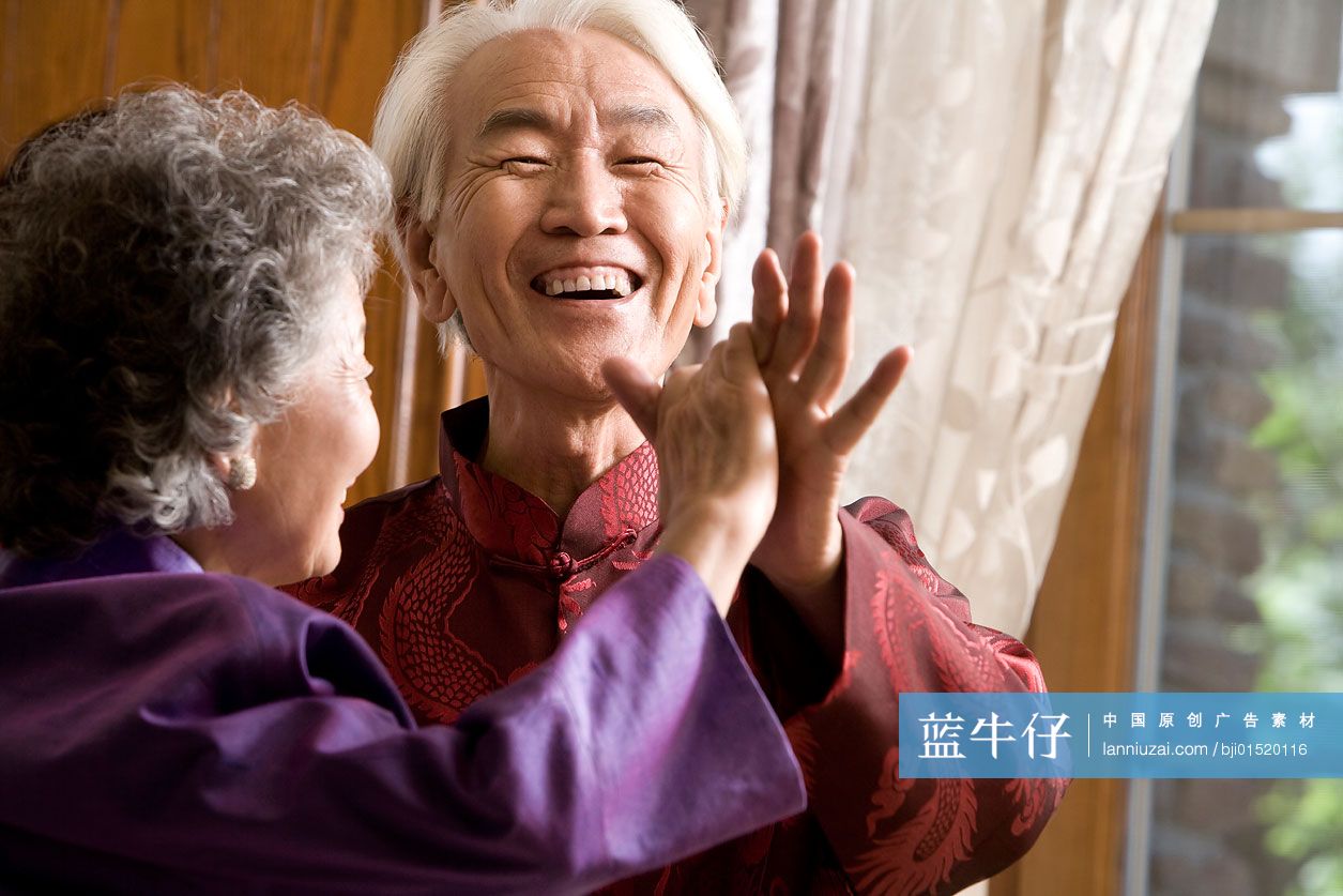 70岁中国气质奶奶惊艳纽约时装周，谁说岁月一定是把杀猪刀！_模特