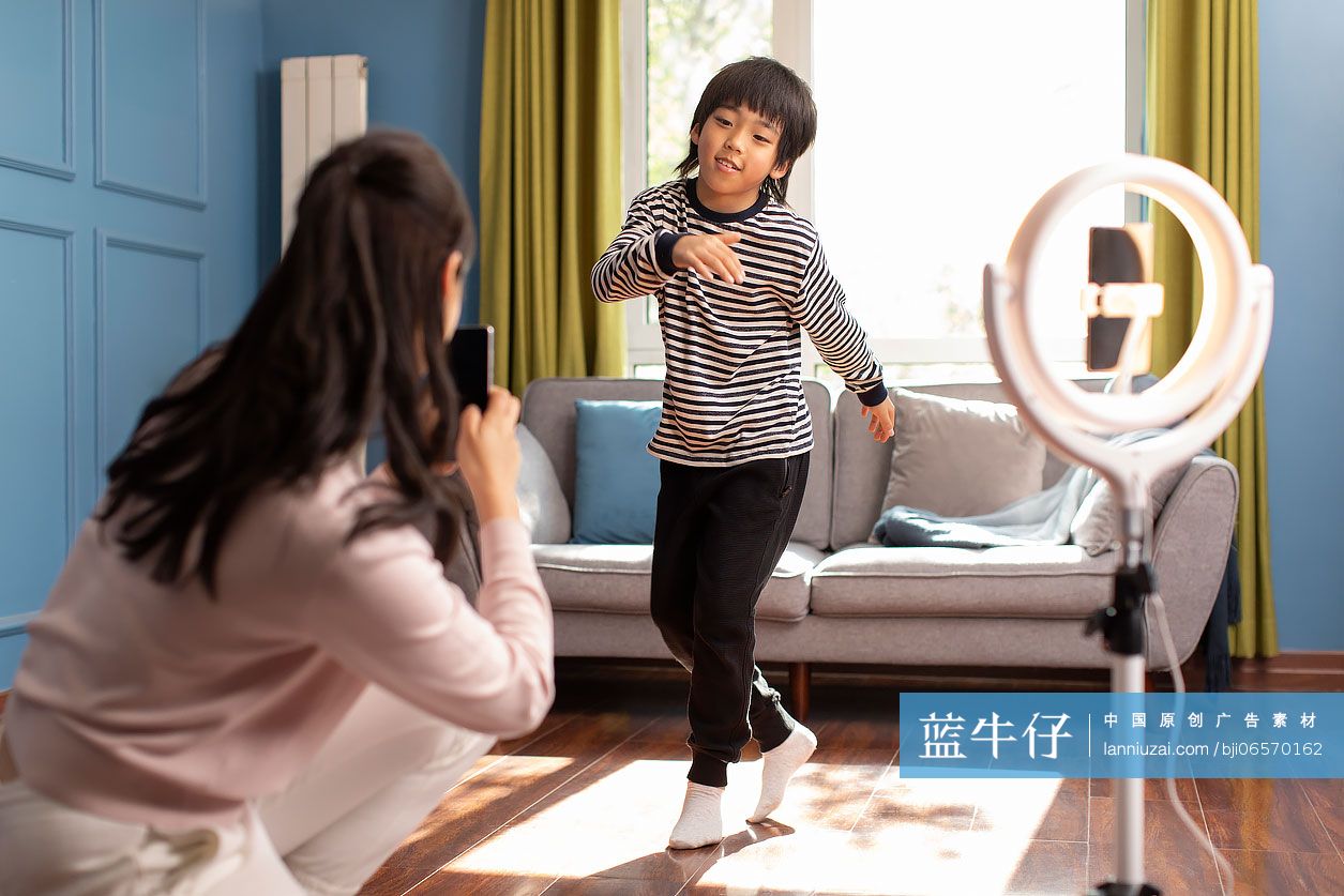 可爱的小男孩在家直播跳舞