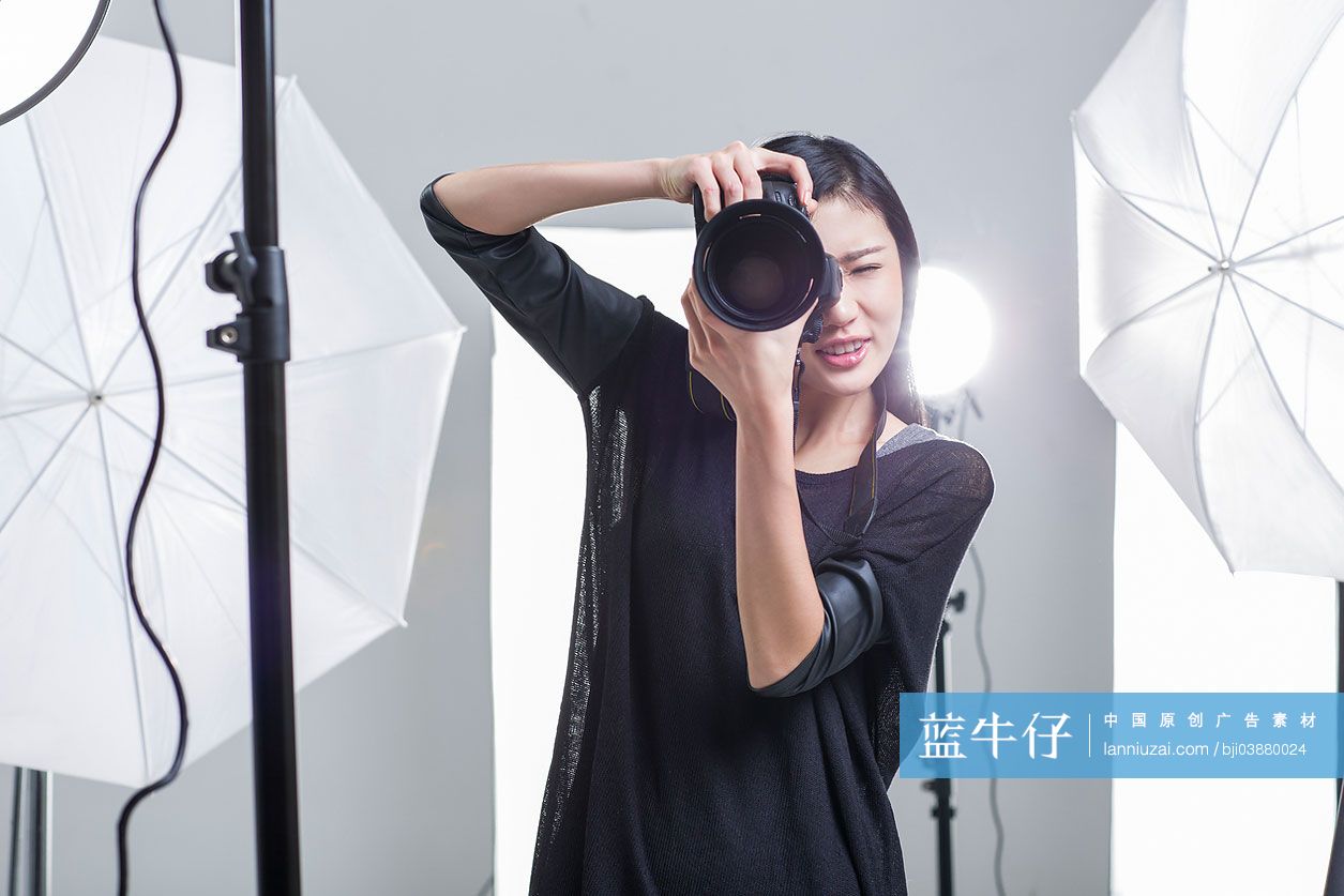 摄影师在影棚里拍照