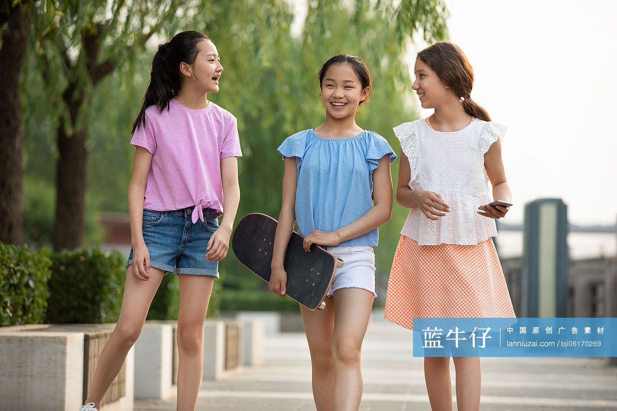 女孩在公园玩耍