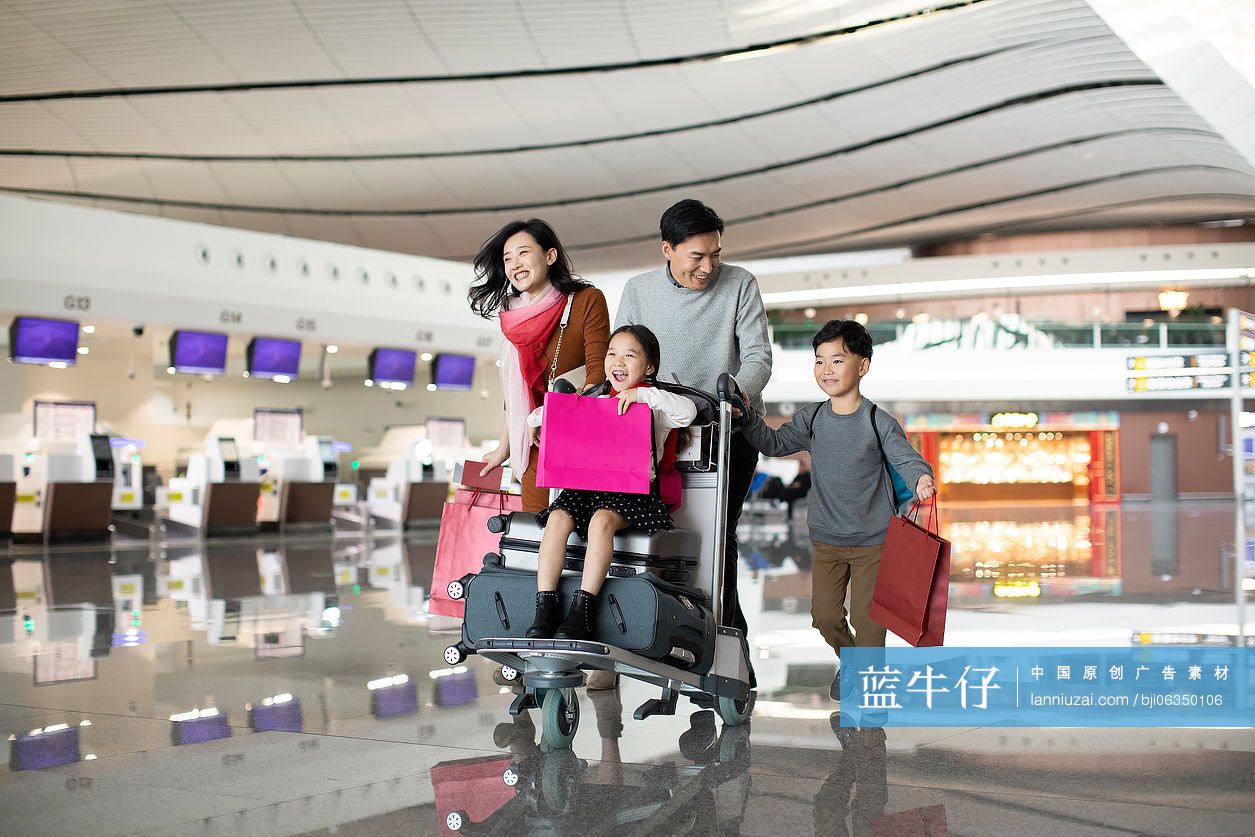 快乐的年轻家庭在机场准备出发去旅行