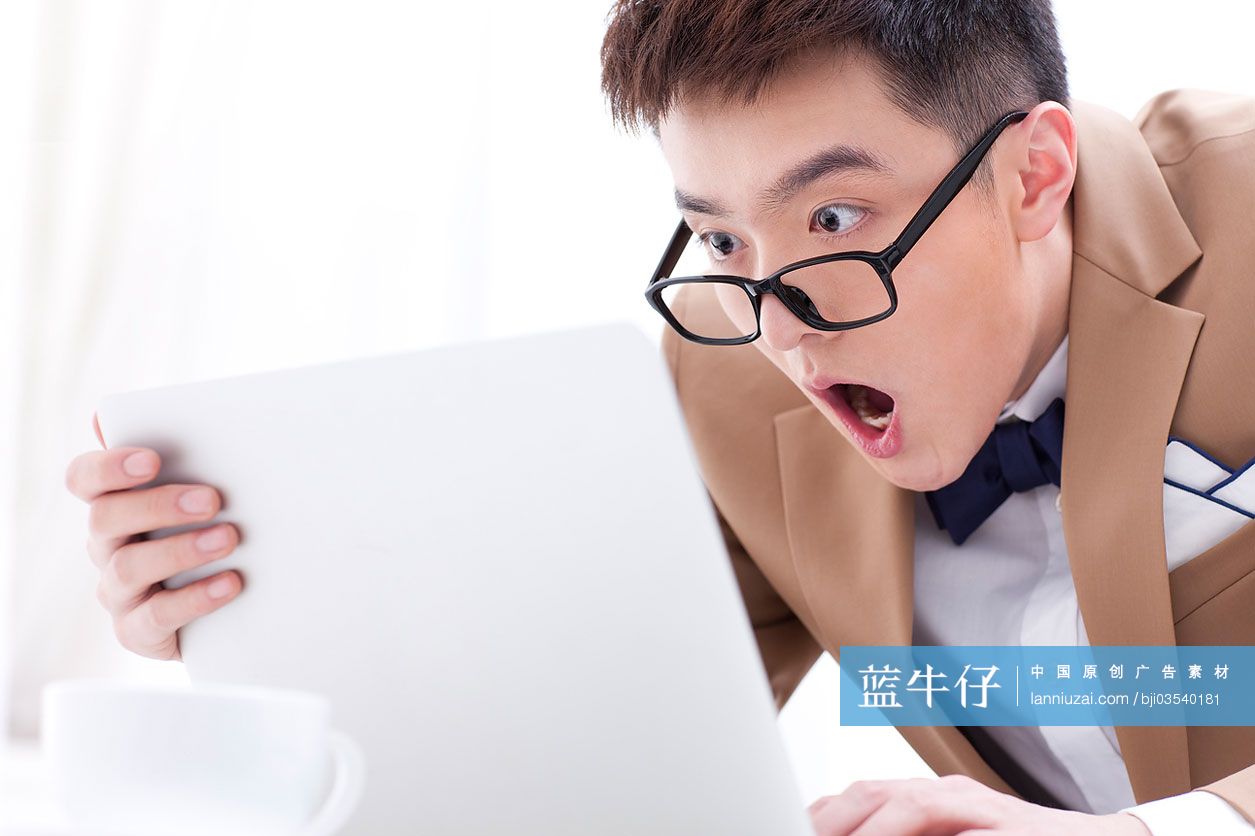 吃惊的商务男士和笔记本电脑