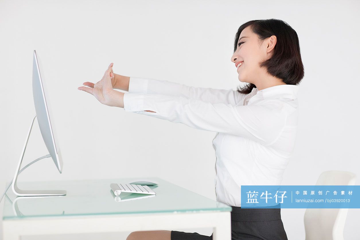 商务女性伸懒腰