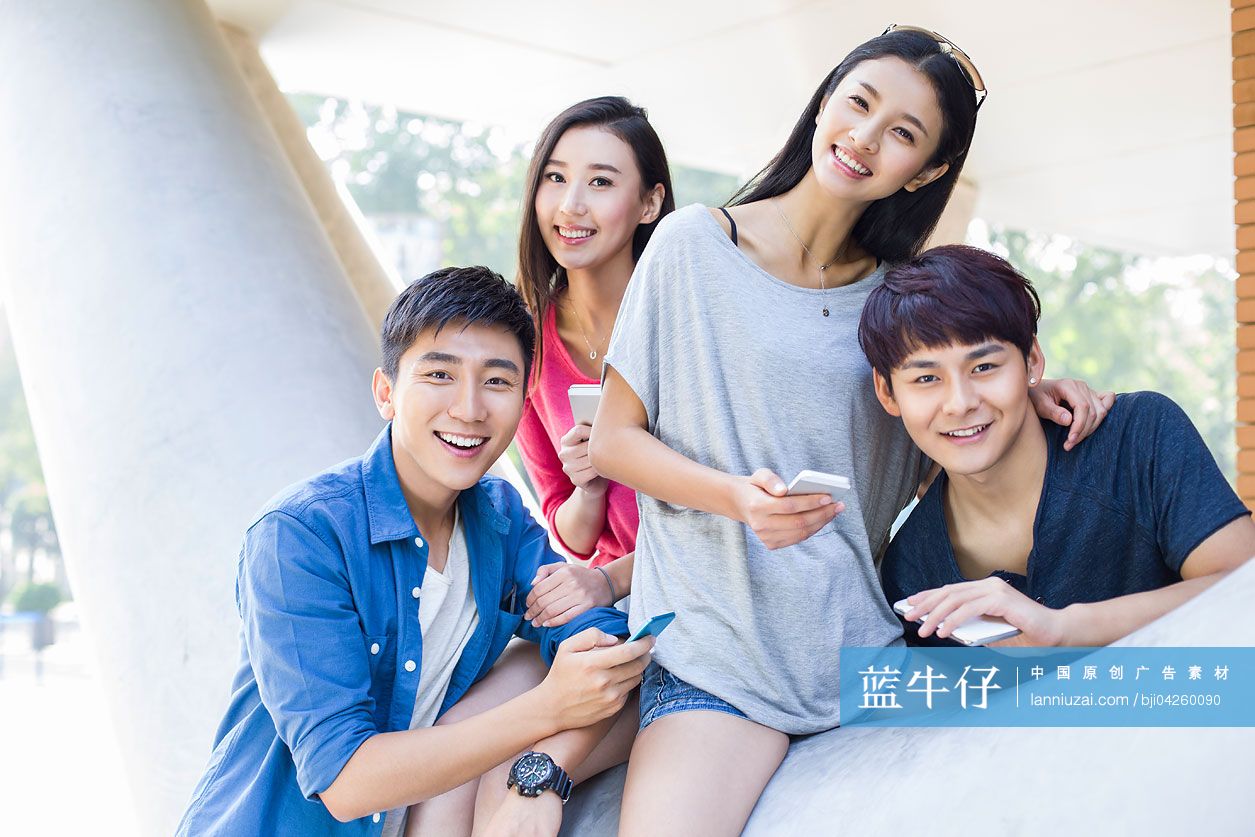 两对情侣的合照