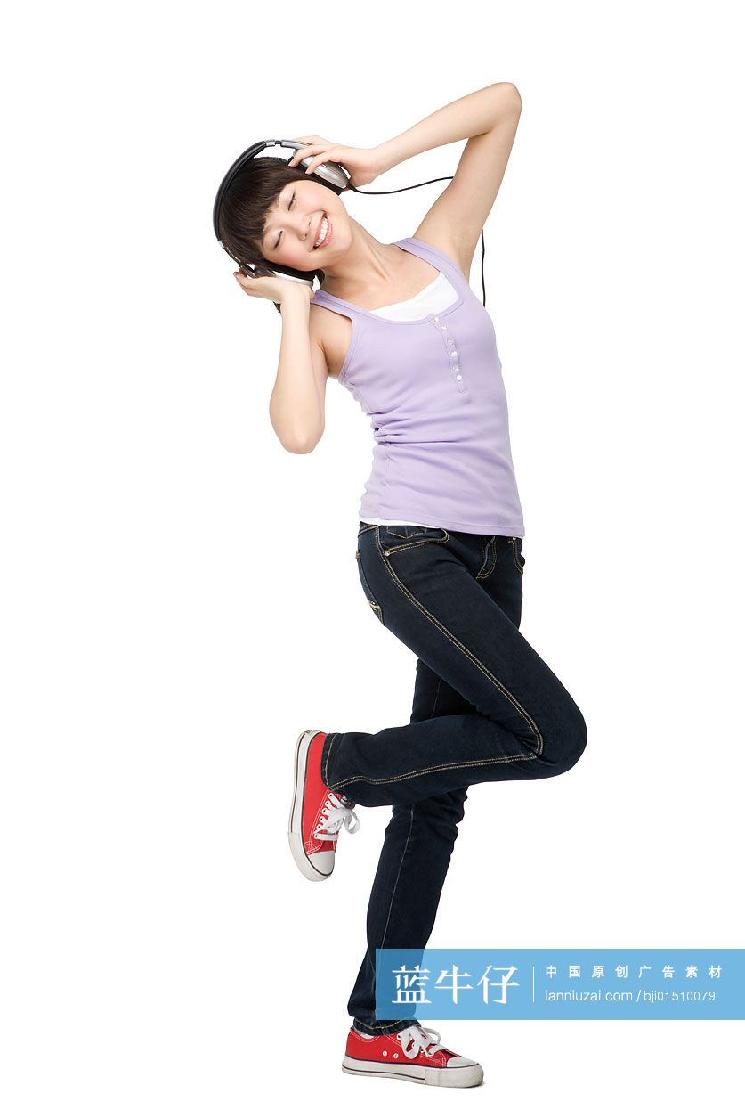 听音乐跳舞的女孩