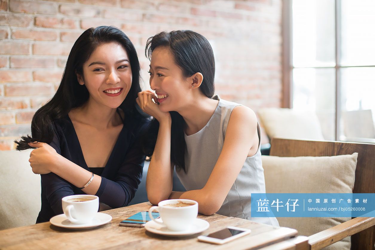 闺蜜在咖啡馆喝咖啡