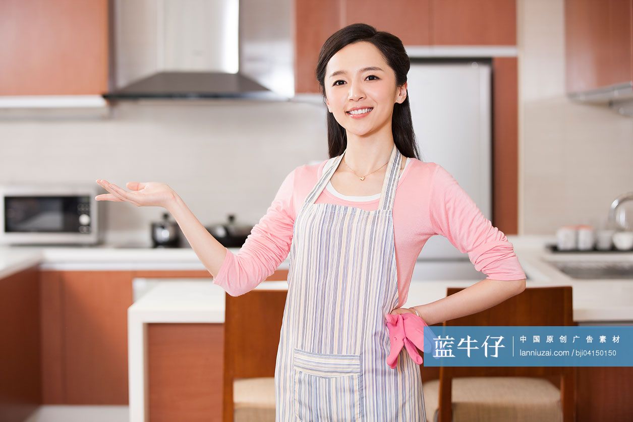 年轻女子展示厨房