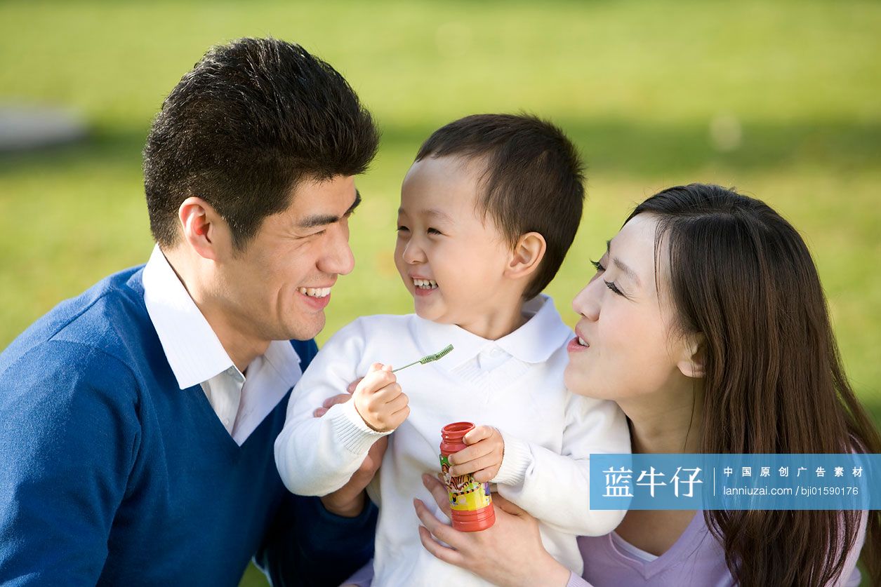 一家三口户外游玩