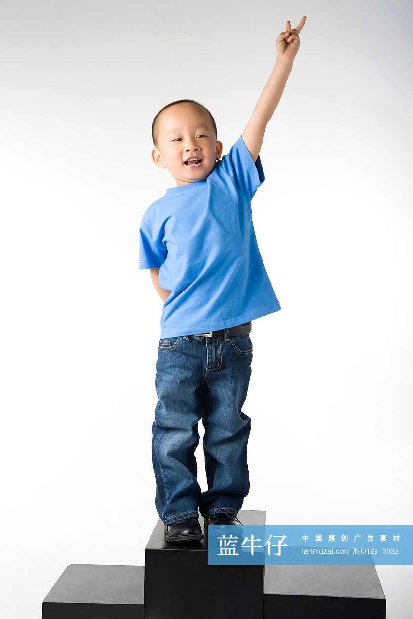 小男孩举手做胜利手势