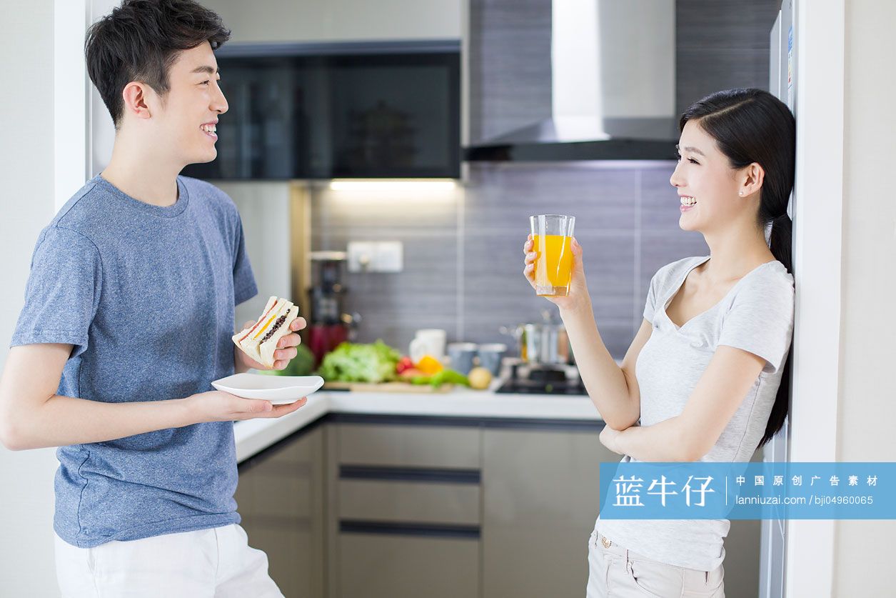 快乐的年轻夫妇在家吃早餐