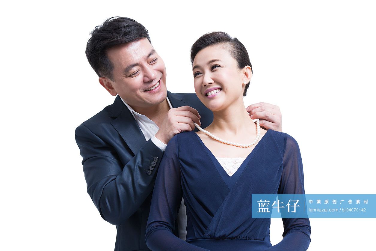 丈夫给妻子戴项链