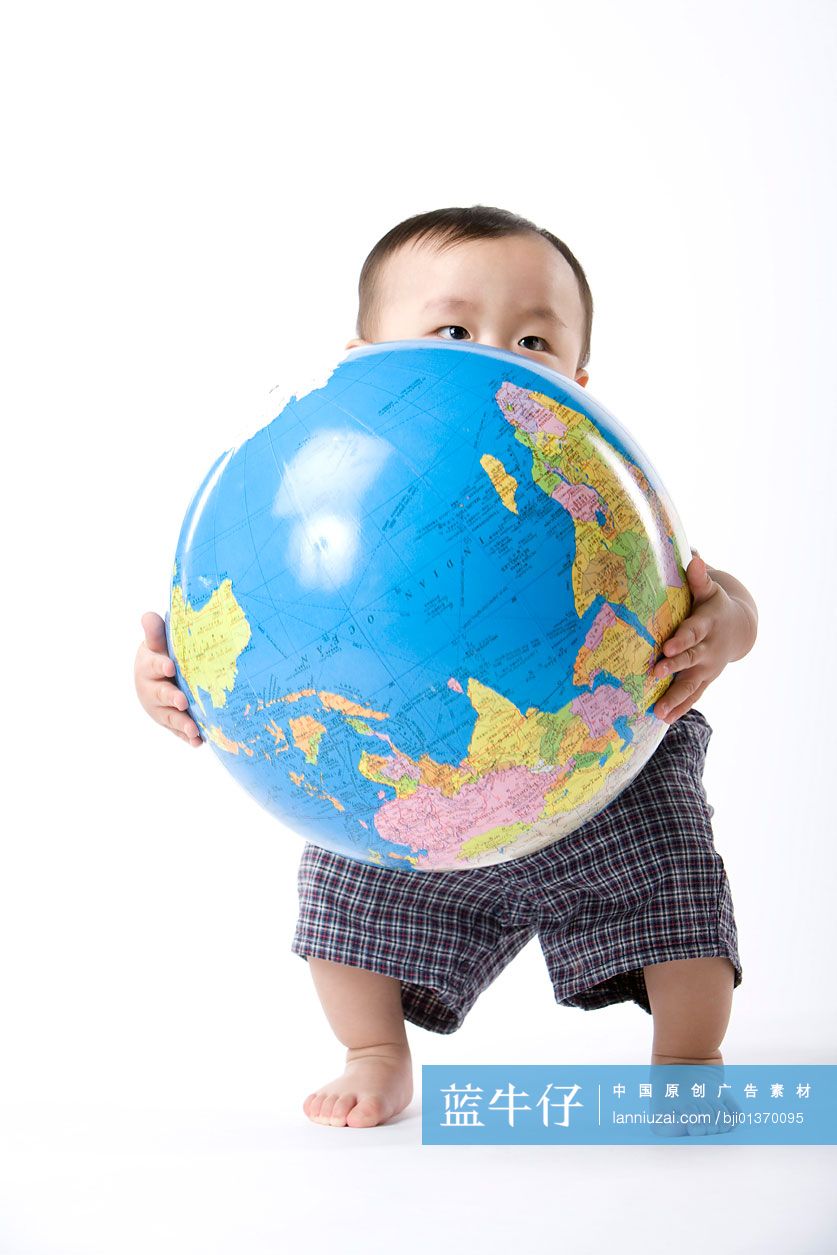 婴儿和地球仪