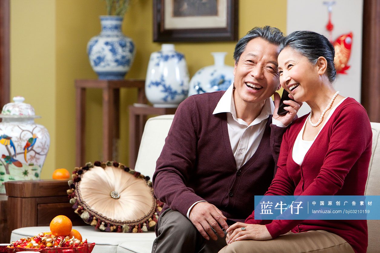 老年夫妇新年用智能手机打电话-蓝牛仔影像-中国原创广告影像素材