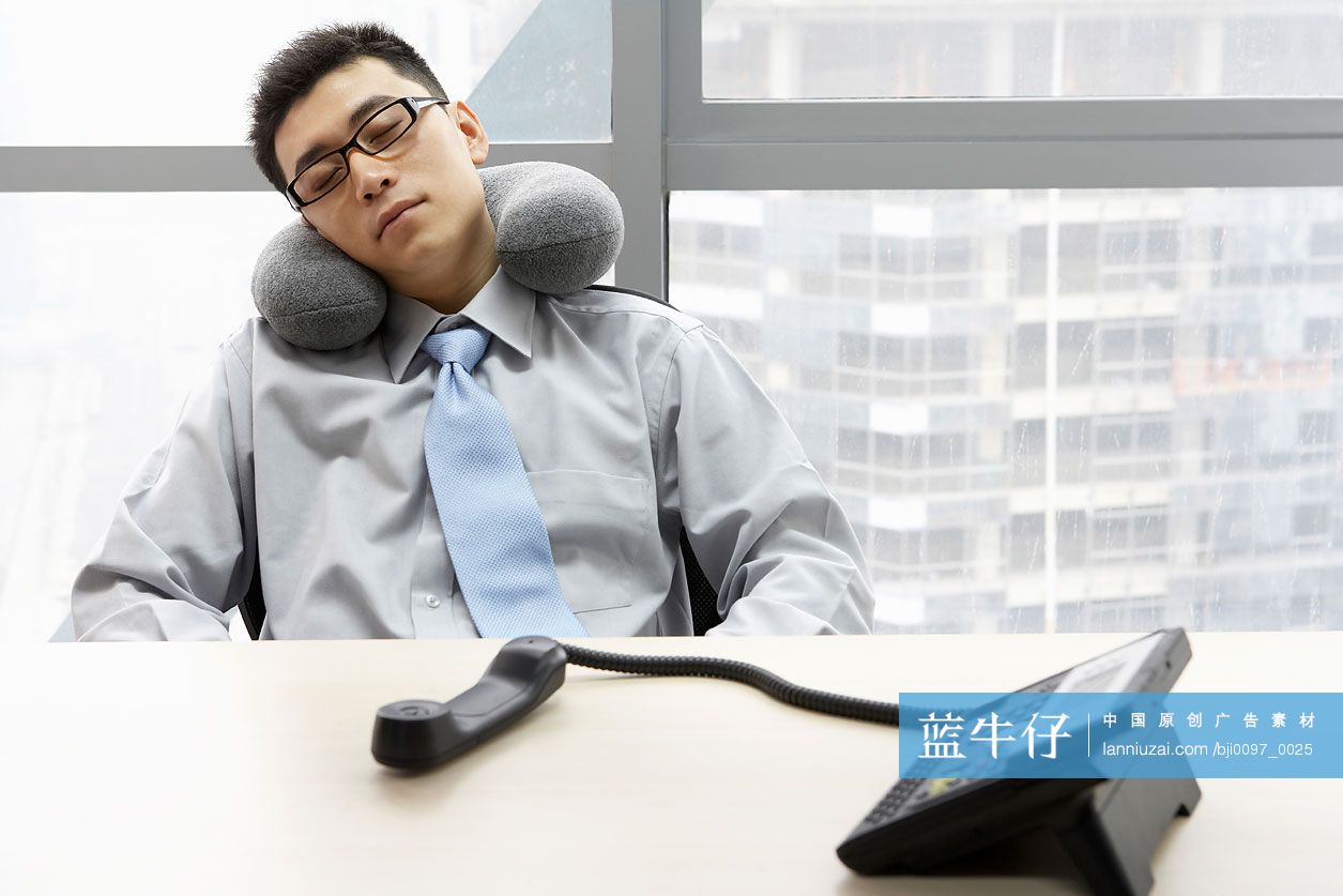 在办公室打瞌睡的商务男性