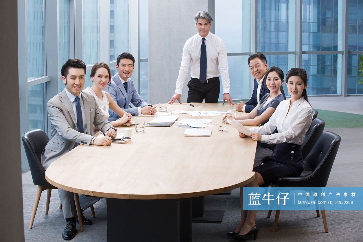 商务人士在会议室开会