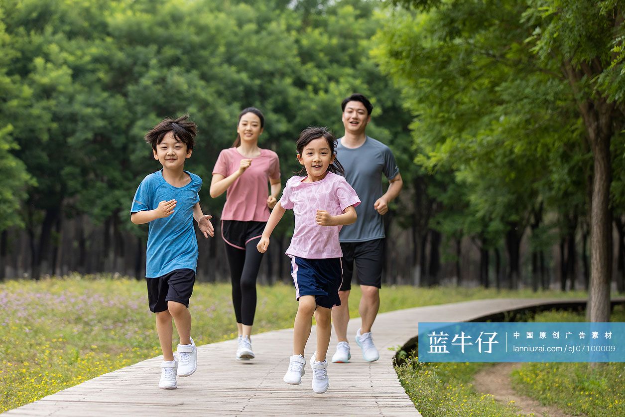一家人在公园晨跑