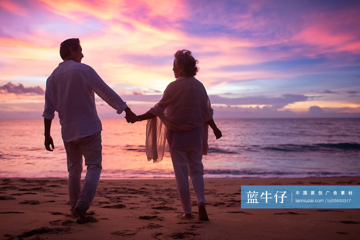 快乐的老年夫妇在沙滩