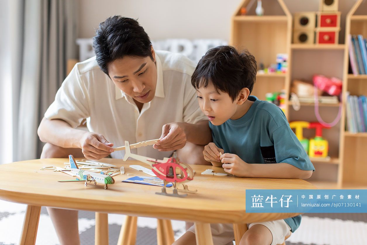 父子俩制作飞机模型