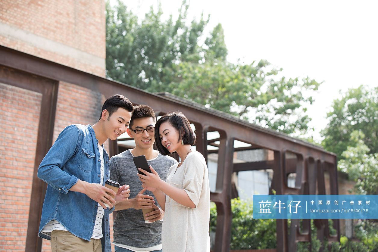 年轻朋友户外使用手机